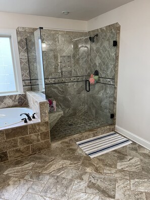Douche, baignoire à remous, séchoir à cheveux, serviettes fournies