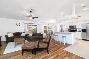 TV connectée, livres, chaîne hi-fi