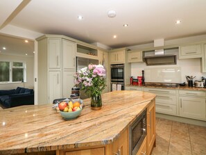 Frigorífico, lavavajillas, hervidor eléctrico y tostadora