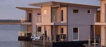 Boat 'Floating House' with Lake View, Private Terrace and Wi-Fi