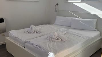 3 室のベッドルーム、遮光カーテン、WiFi (無料)、ベッドシーツ