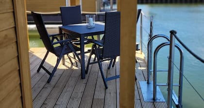 Boot 'Schwimmendes Haus' mit Seeblick, privater Terrasse und Wi-Fi