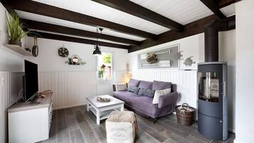 Een televisie en een open haard