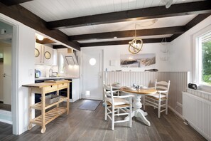 Dining - Holiday Home "Seestern Ostsee" with Private Terraces, Private Garden & Wi-Fi (Mönchneversdorf)