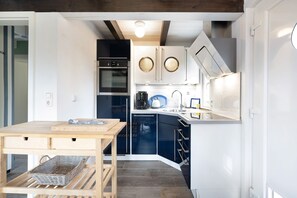 Kylskåp, ugn, spishäll och diskmaskin