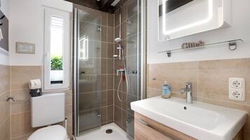Dusche, Haartrockner, Handtücher