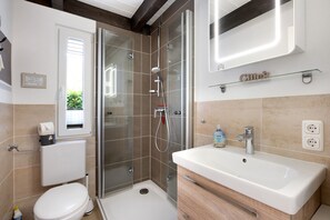 Shower, hair dryer, towels