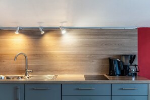 Réfrigérateur, micro-ondes, plaque de cuisson, lave-vaisselle