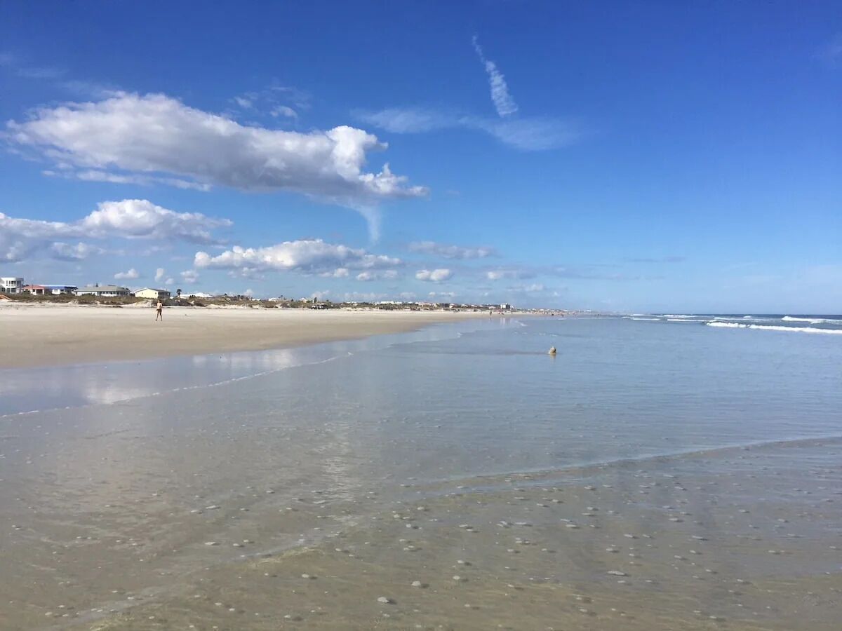 Chaises longues, serviettes de plage