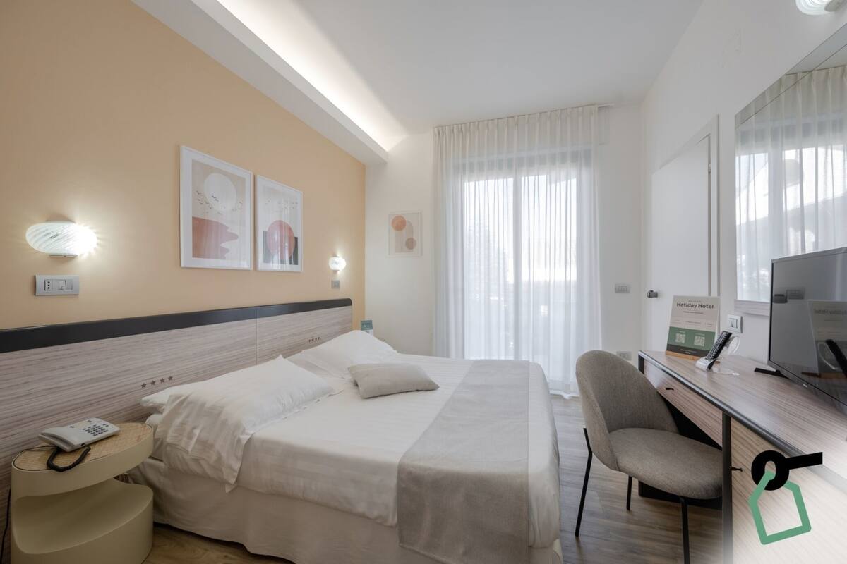 Een minibar, een kluis op de kamer, een bureau, gratis wifi