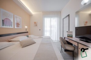 Triple Room | Minibar, in-room safe, desk, free WiFi