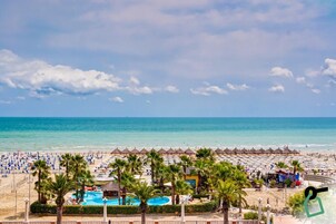 Playa privada, arena blanca, sillas reclinables de playa, sombrillas