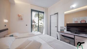 Dreibettzimmer | Minibar, Zimmersafe, Schreibtisch, kostenloses WLAN