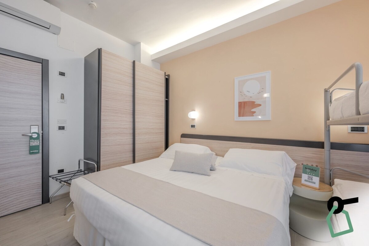 มินิบาร์, ตู้นิรภัยในห้องพัก, โต๊ะทำงาน, Wi-Fi ฟรี