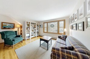 Smart TV, chimenea y estéreo 