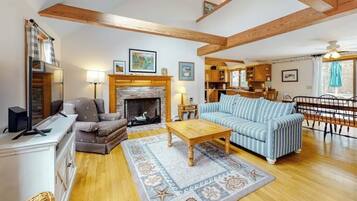 Smart TV, chimenea y estéreo