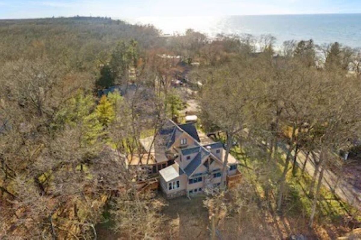 Perfect Family Getaway: walk to beach,fire pit, screened porch, hot tub,sunsets!