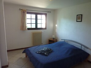 2 bedrooms, in-room safe, travel cot, free WiFi