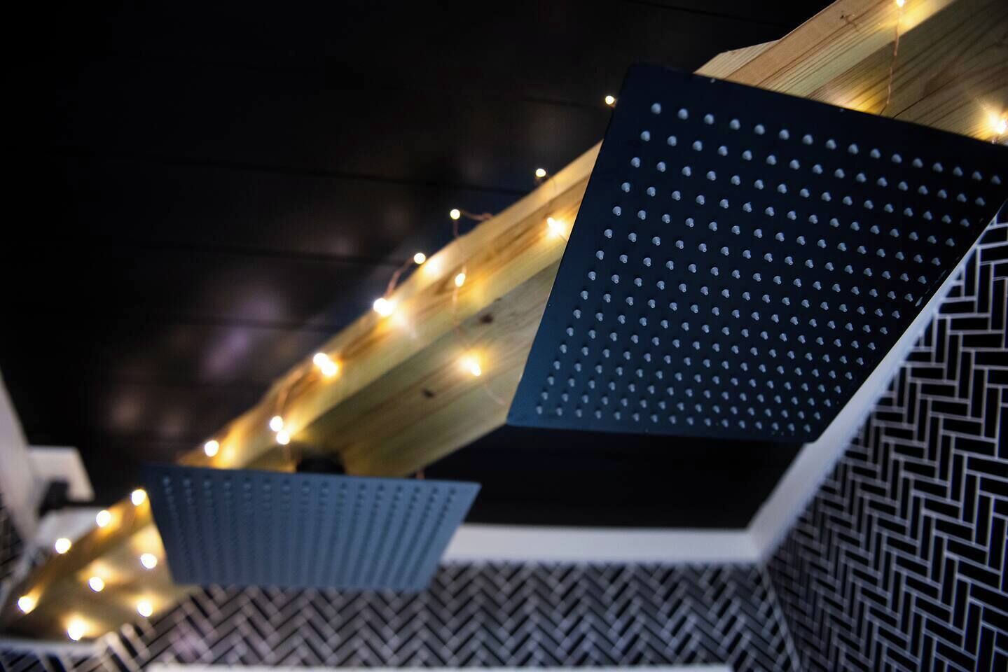 Une structure architecturale moderne, caractérisée par des motifs géométriques et une série de luminaires.