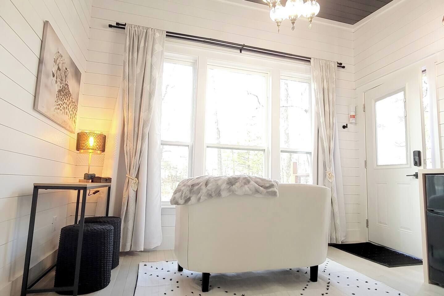 Televisión, chimenea y estéreo 