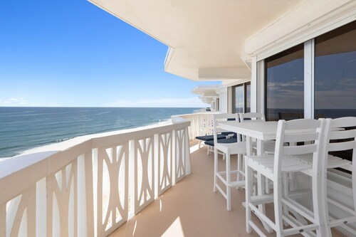 DIRECT OCEANFRONT PENTHOUSE, Newly Renovated Luxury Condo, Breathtaking Views