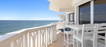 DIRECT OCEANFRONT PENTHOUSE, Newly Renovated Luxury Condo, Breathtaking Views
