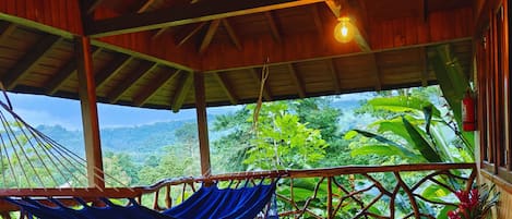 Luxury Chalet, 1 Katil Ratu (Queen), Non Smoking, Mountain View | Pemandangan balkoni