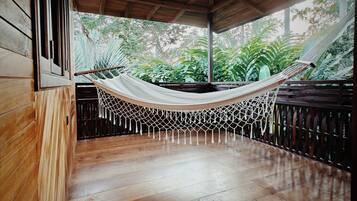 Luxe chalet, 1 queensize bed, niet-roken, uitzicht op tuin | Uitzicht vanaf balkon