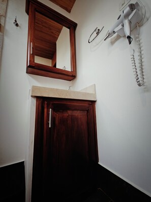 Luxury Chalet, 1 Queen Bed, Non Smoking, Mountain View | Bathroom