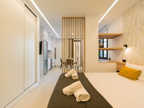 Een strijkplank/strijkijzer, gratis wifi, beddengoed