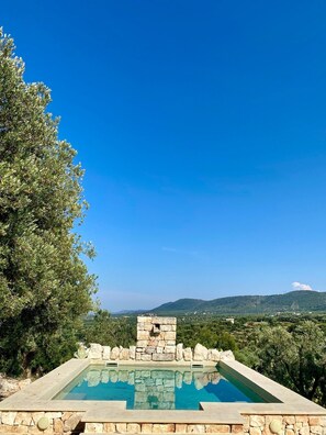 Una piscina al aire libre, una piscina climatizada