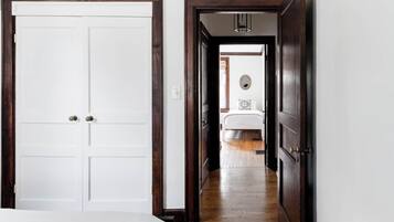 3 habitaciones, tabla de planchar con plancha y cuna de viaje