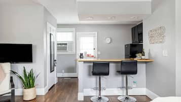 Een koelkast, een magnetron, een oven, een kookplaat