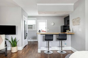 Fridge, microwave, oven, stovetop - This triplex is a 0 bedroom(s), 1 bathrooms, located in Nashville, TN. (Nashville)