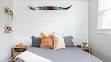 Een strijkplank/strijkijzer, gratis wifi, beddengoed