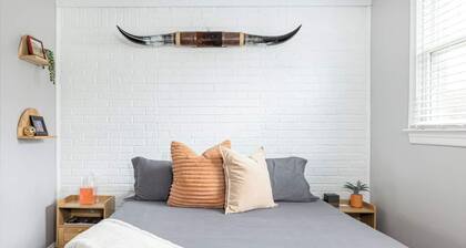 This triplex is a 0 bedroom(s), 1 bathrooms, located in Nashville, TN.