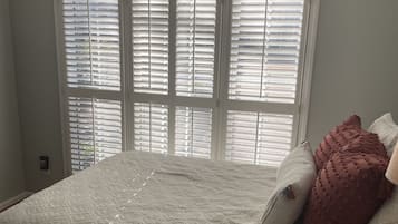 3 bedrooms, desk, iron/ironing board, travel crib