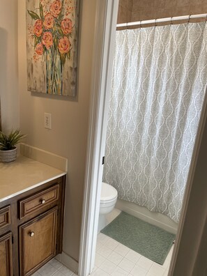 Shower, jetted bath, hair dryer, towels - Minutes from Masters! (Martinez)
