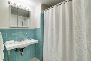 Shower, hair dryer, towels - Beachside Retreat | Stunning Ocean View + FastWiFi (Miami)
