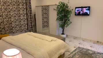 Grand Apartment | 3 bedrooms, iron/ironing board, free WiFi