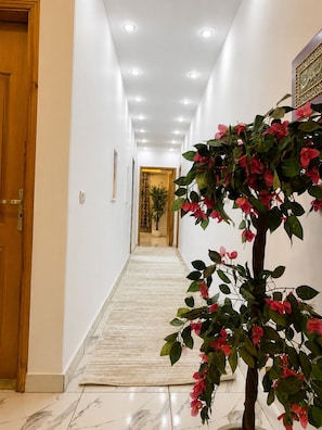 Apartamento Grand | Zona de estar | Smart TV de 55 pulgadas con canales por satélite, una televisión