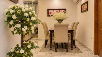 Apartament Grand | Zona de menjador de l'habitació