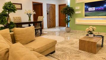 Grand Apartment | 3 bedrooms, iron/ironing board, WiFi (free)