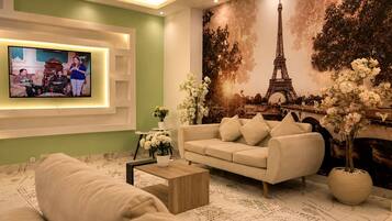 Apartament Grand | Sala d'estar | Televisor intel·ligent de 55 polzades amb canals per satèl·lit