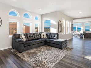 Smart TV, fireplace - King bed, water and city view, gourmet kitchen, Jewel of Fairhaven  FT505 (Bellingham)