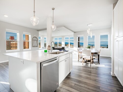 King bed, water and city view, gourmet kitchen, Jewel of Fairhaven  FT505