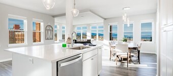 King bed, water and city view, gourmet kitchen, Jewel of Fairhaven  FT505