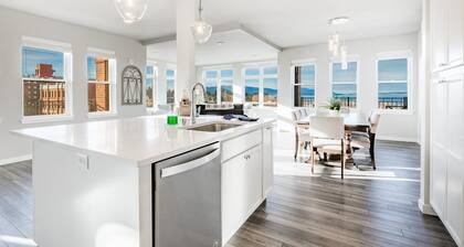 King bed, water and city view, gourmet kitchen, Jewel of Fairhaven FT505