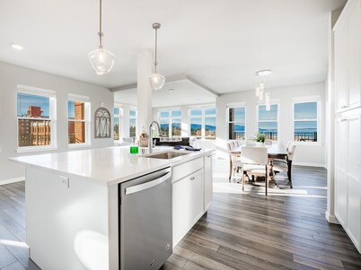 King bed, water and city view, gourmet kitchen, Jewel of Fairhaven  FT505