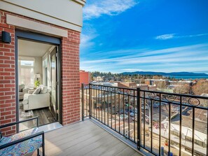 Terrace/patio - King bed, water and city view, gourmet kitchen, Jewel of Fairhaven  FT505 (Bellingham)